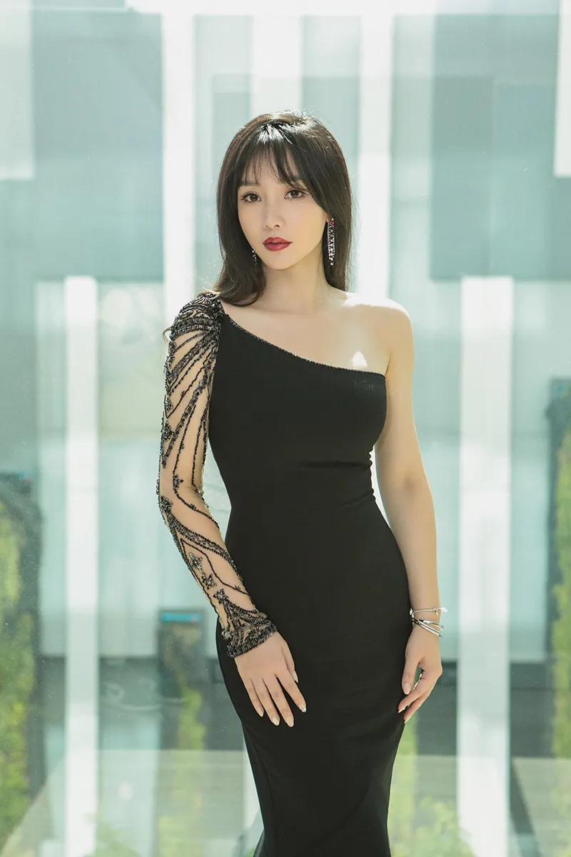  Liu Yan (actress) 斜肩礼服好身材一览无余.jpg