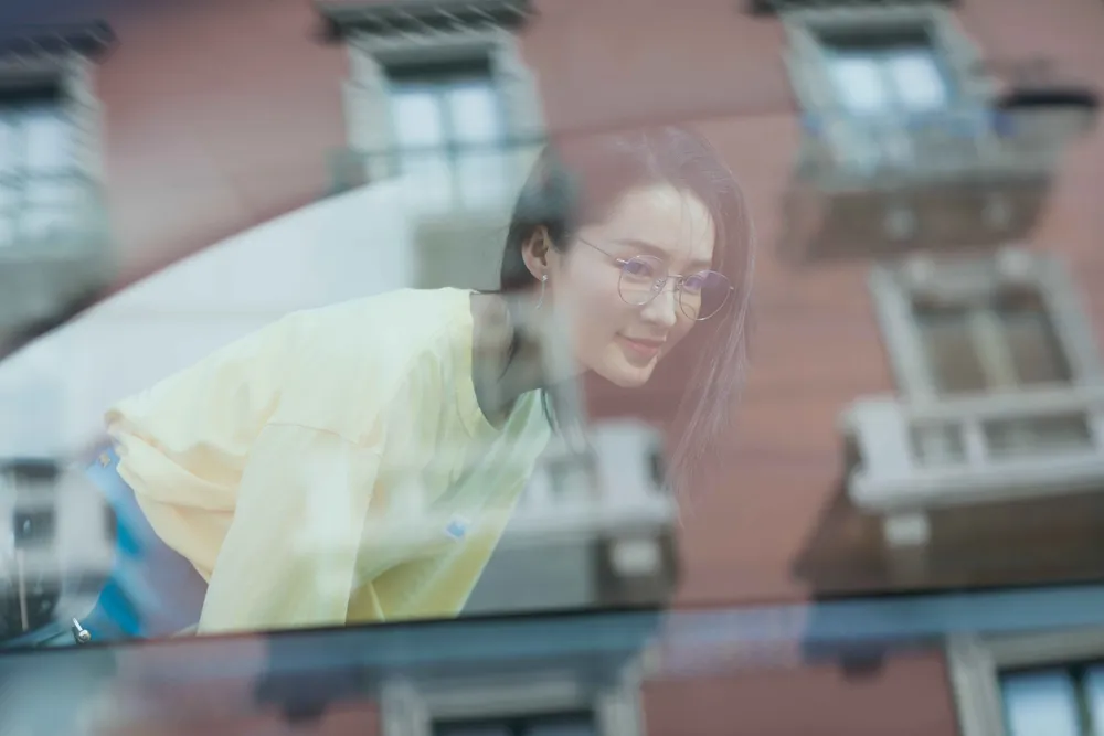 李沁秋日写真笑容明媚 (3).jpg