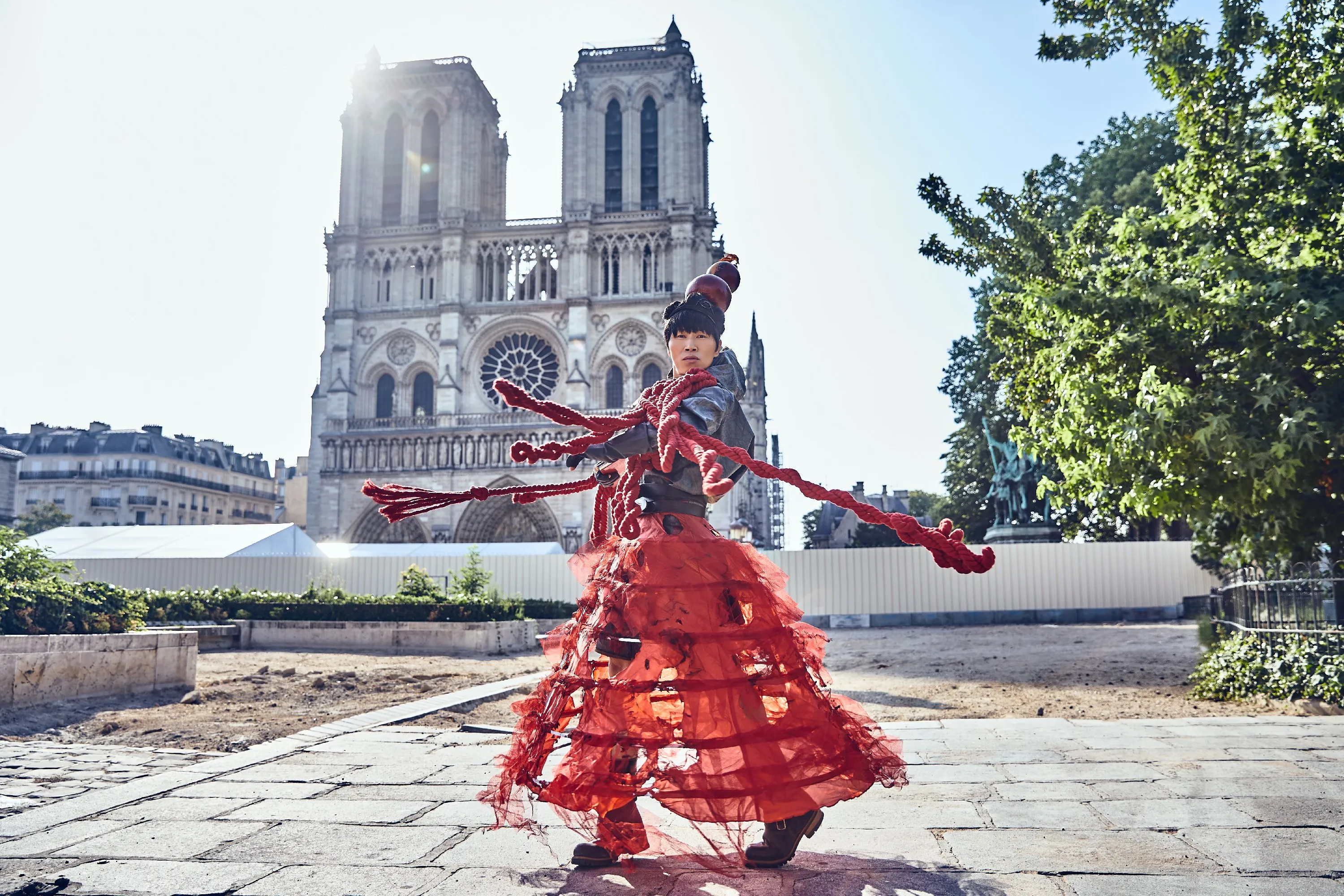 环球行为艺术家万云峰在巴黎圣母院走秀4.jpg