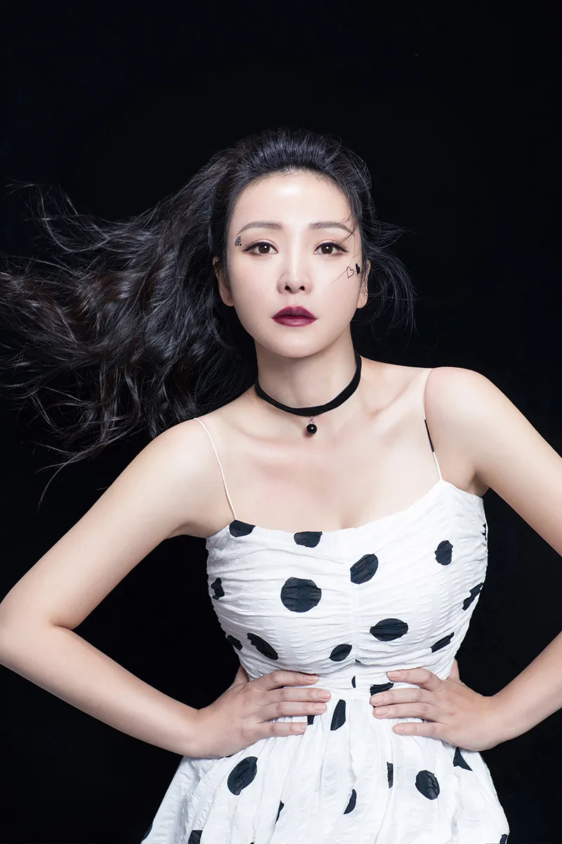  Liu Yan (actress) 蓬松马尾大气pose锁骨撩人PG.JPG