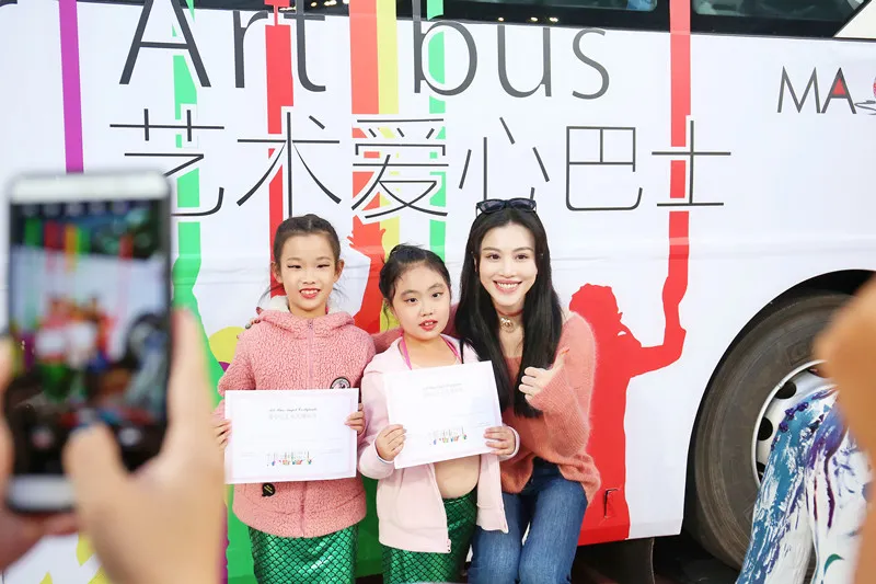 Ge Tian paints with autistic children.JPG