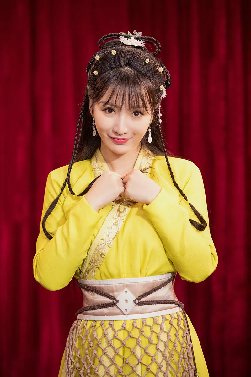  Liu Yan (actress) 黄蓉扮相摆弄辫子 面露甜笑3.JPG