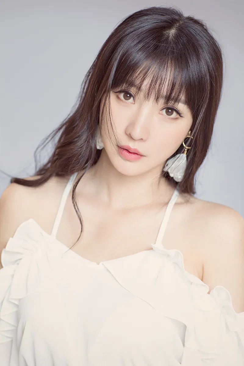  Liu Yan (actress) 眼神温柔肤若凝脂小露香肩.jpeg