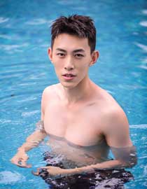 颜值高的人身材都这么好？肖大千泳池写真引网友尖叫