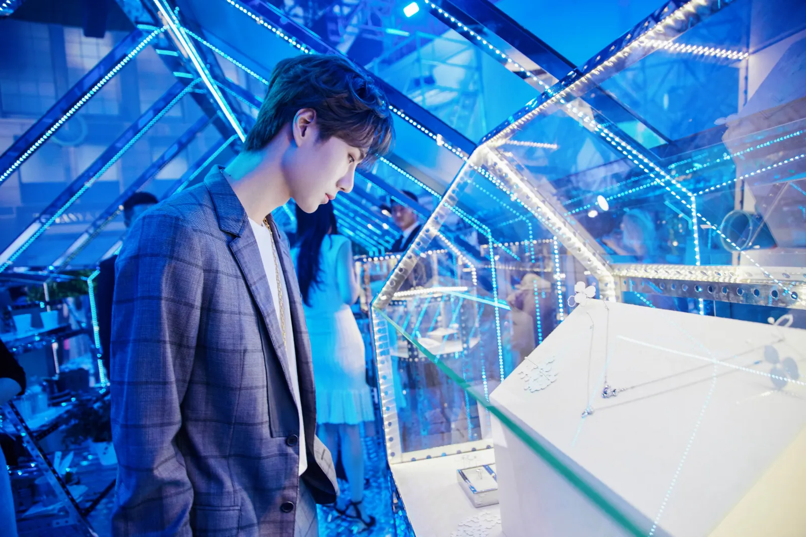 在蓝色氤氲中散发迷人气场