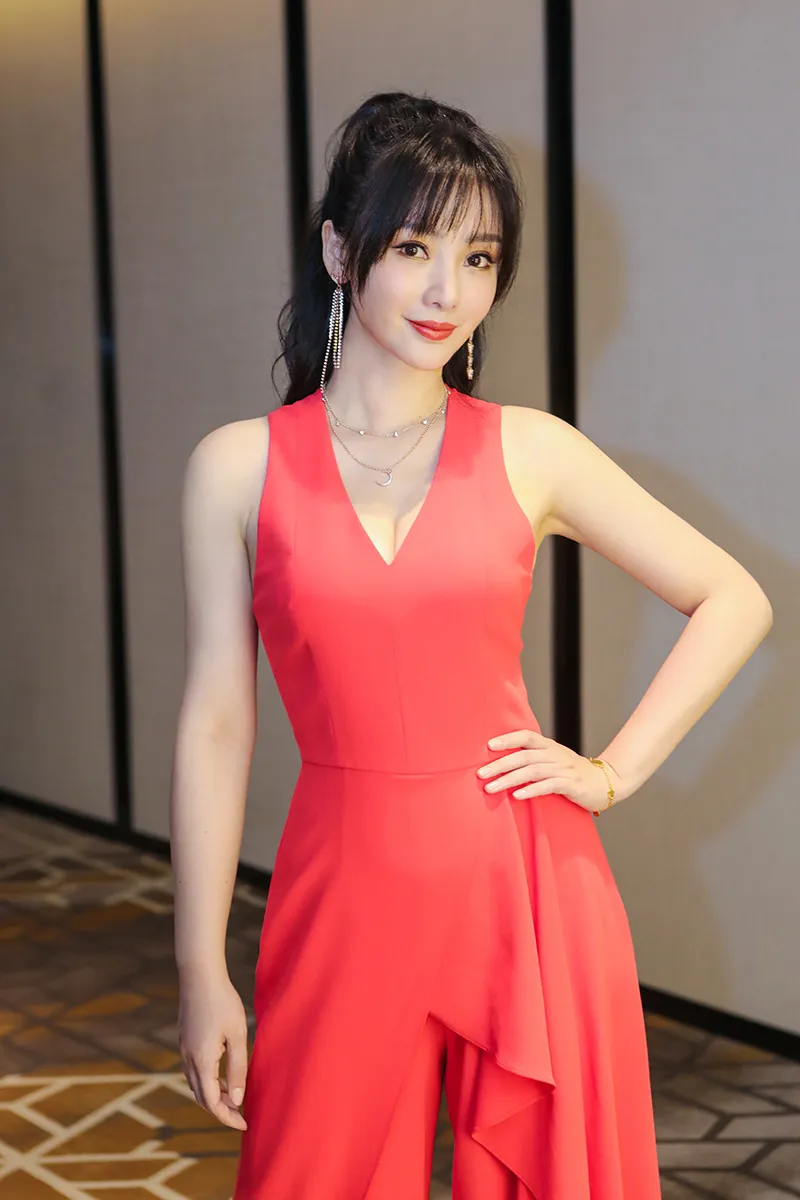  Liu Yan (actress)  现身盛典 红色套装尽显玲珑曲线3.jpg