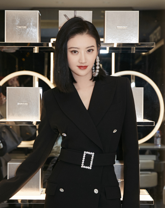 景甜黑色系出席品牌活动与陈柏霖合体为新戏预热