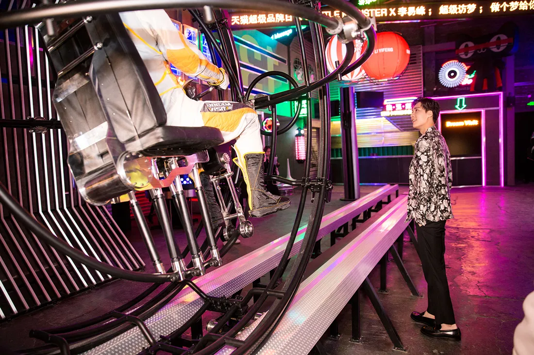 李易峰置身个人空间展 (1).jpg