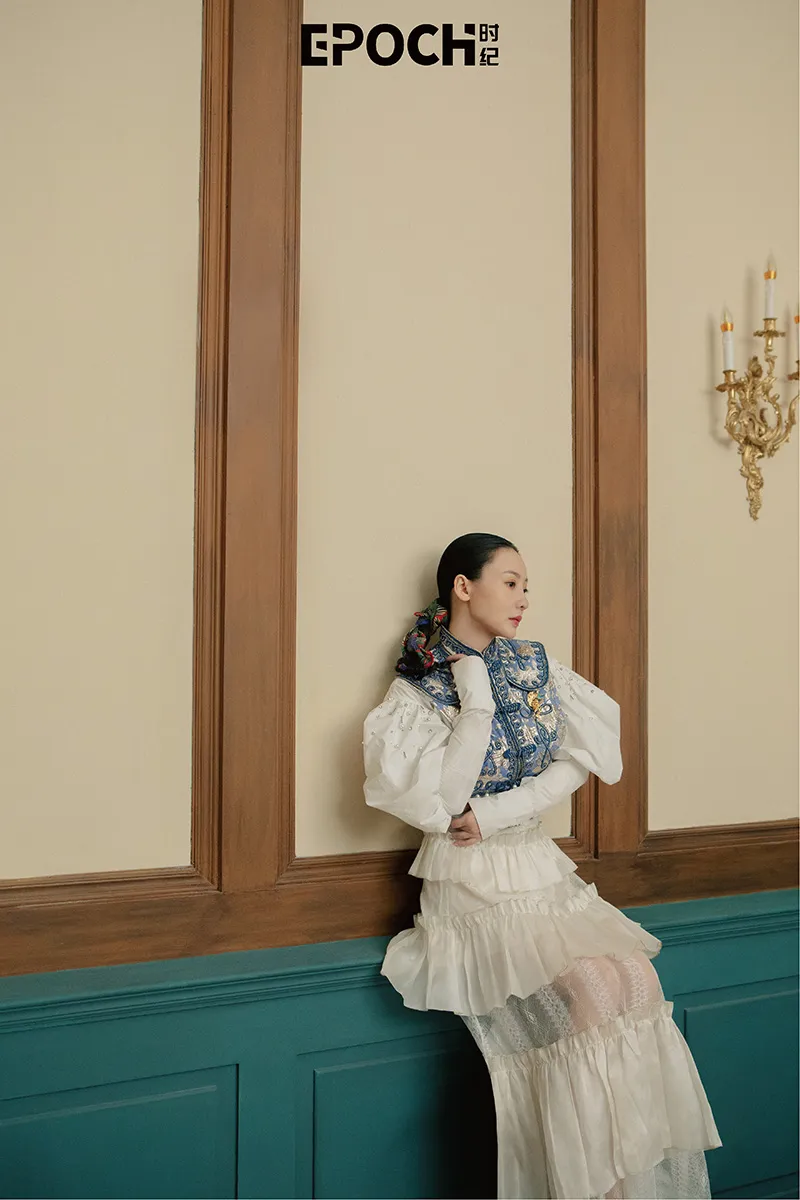  Liu Yan (actress) 夸张泡泡袖富民族特色2.jpg