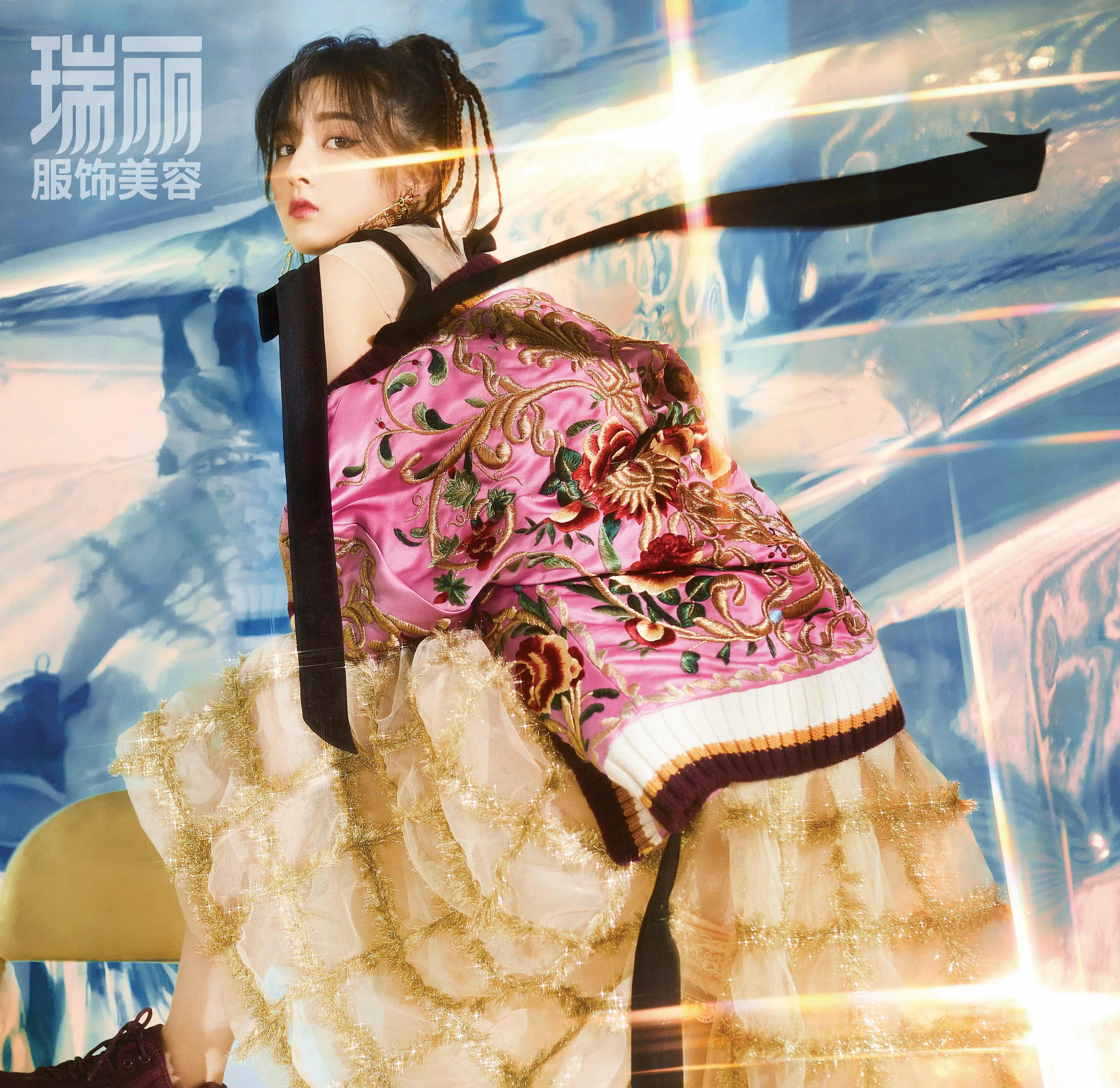 宋祖儿12月时尚新封曝光  “猫系”少女探寻童话世界 6.jpg