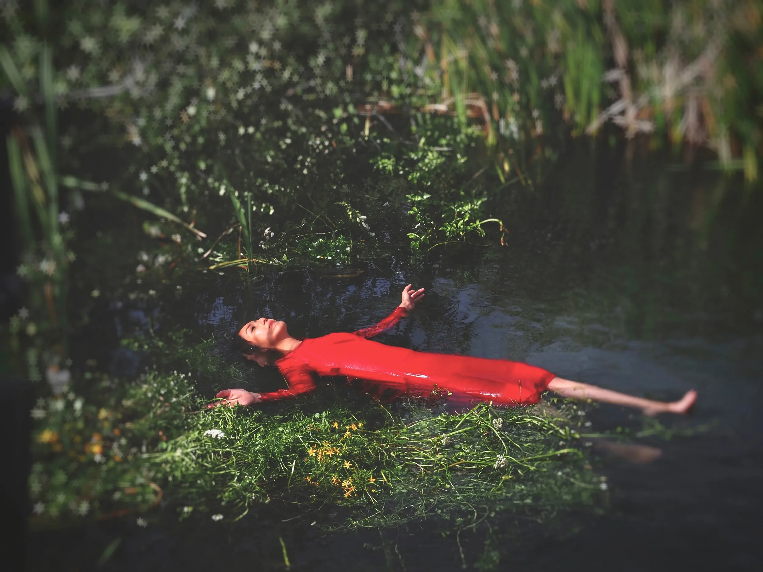  Miriam Yeung 躺在水面.jpg