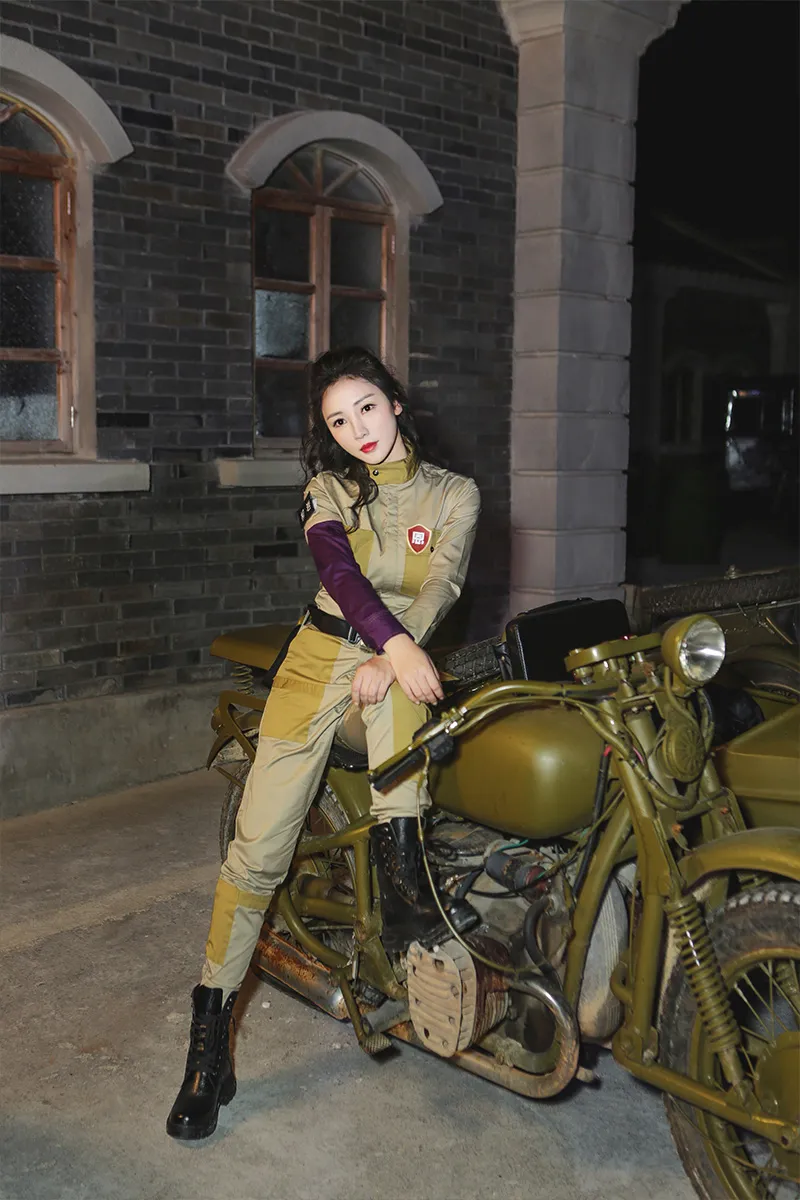 Liu Yan (actress-actress-fighting outfit pictured with motorcycle solo. JPG