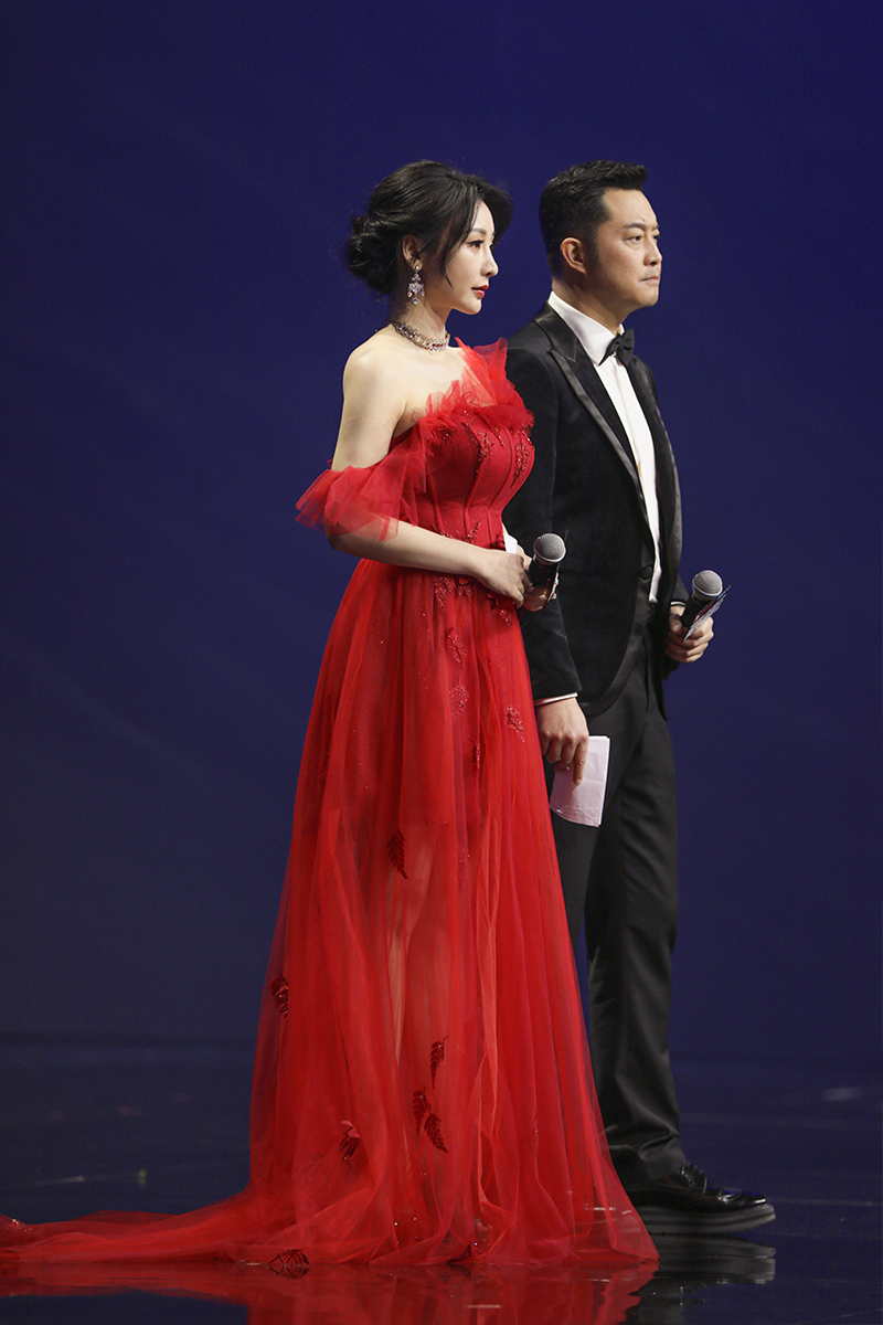  liu yan (actress)  yi sha 主持《演员请就位》终极就位盛典 观众赞：业务能力强
