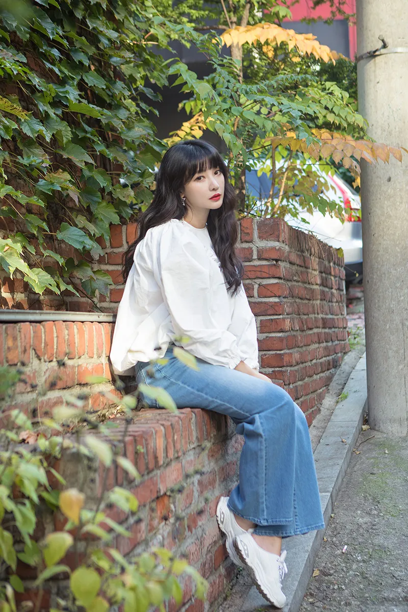 Liu Yan (actress-born) white shirt jeans street snap candid 2.jpg