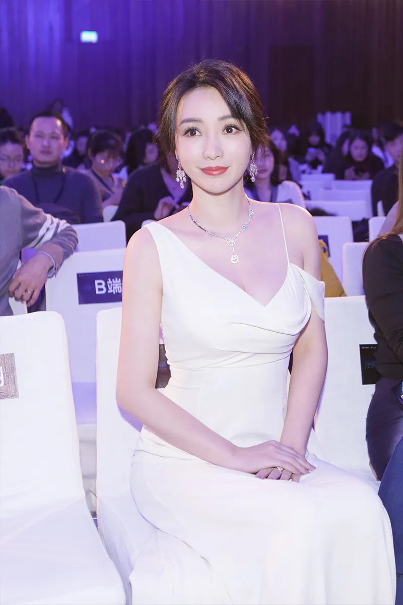  Liu Yan (actress) 不规则白裙搭配低扎发髻 尽显端庄大气1.jpg