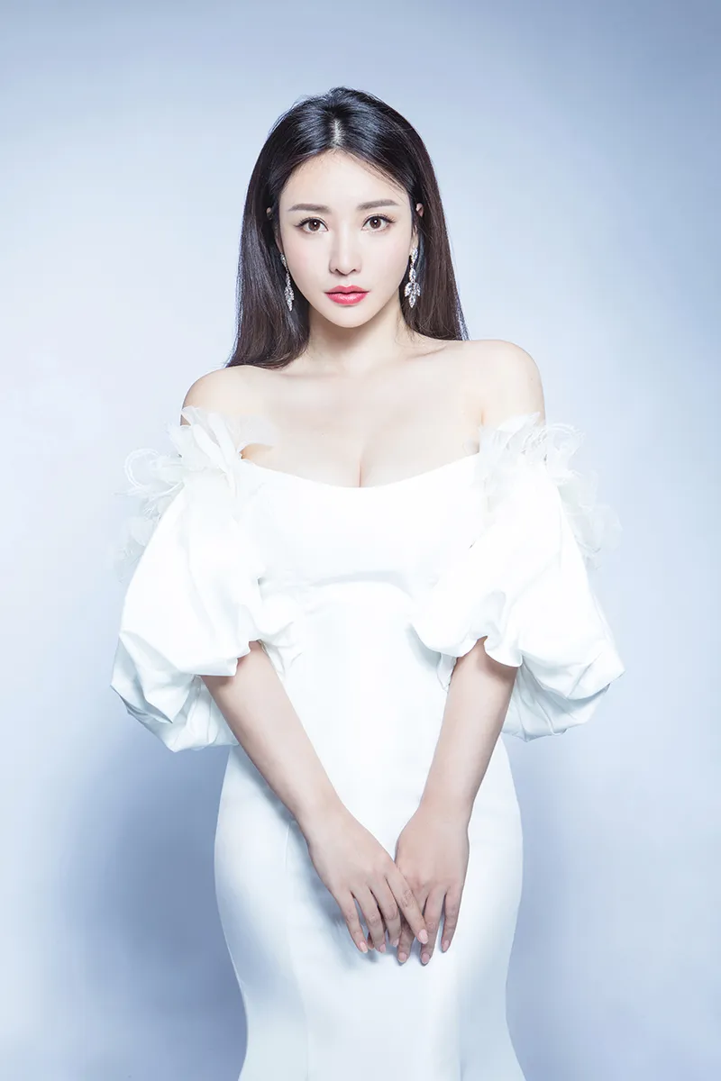 Liu Yan (actress-actress) looks gentle in a sheer white strapless gown. 6.jpg