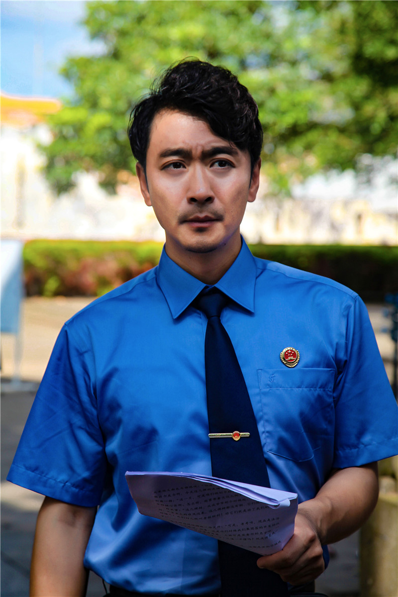 黄俊鹏曝检察官制服写真       透过《老树》谈人生感悟