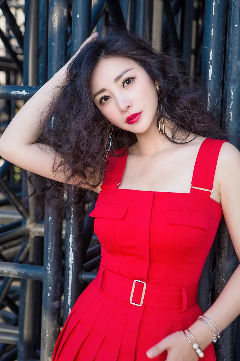 Liu Yan (actress-born) red lip hair glows with charm 6.jpg