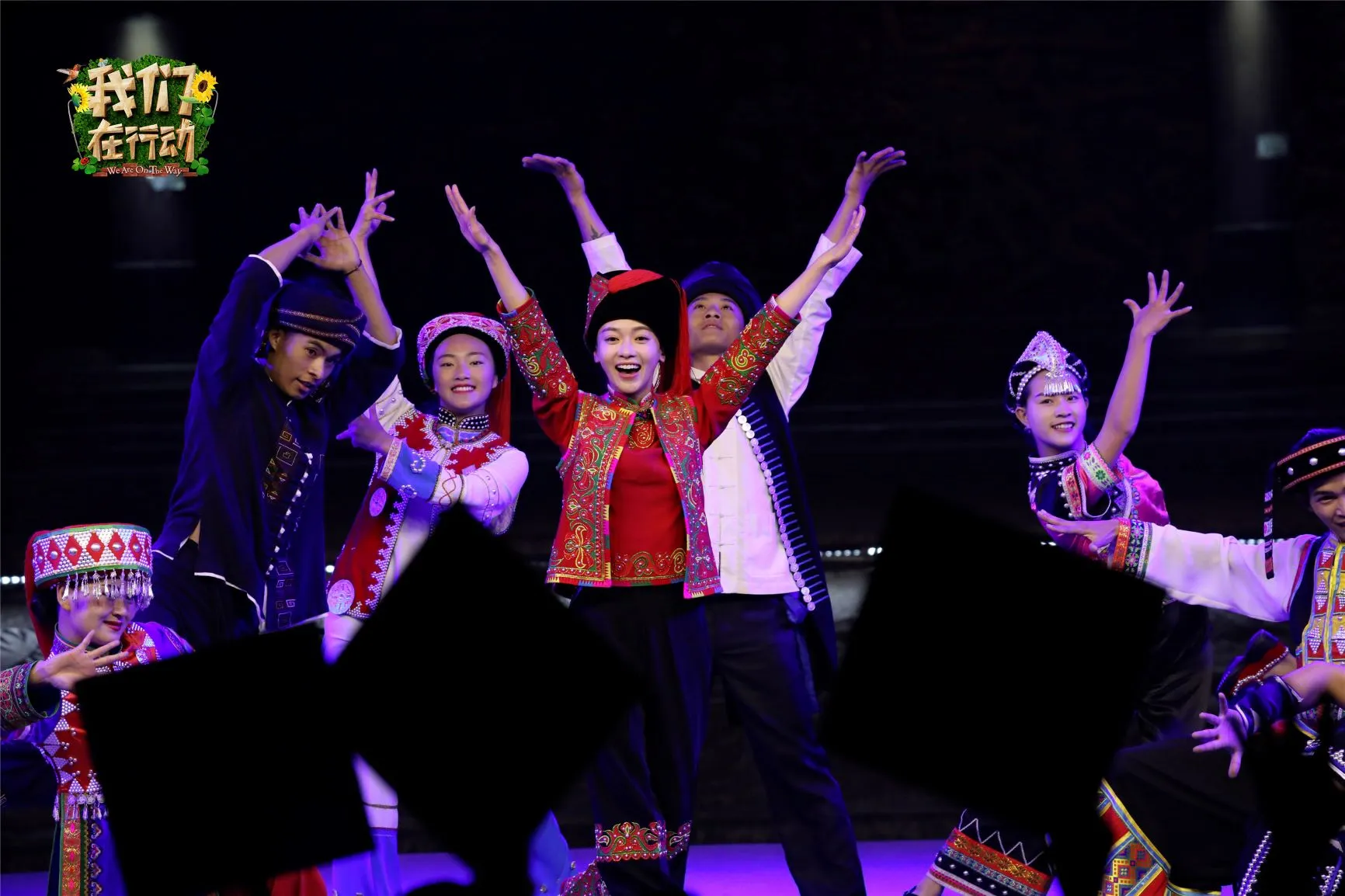  Jingyan Wu 身穿哈尼族服装和村民们跳起了活泼俏皮的哈尼族民族舞.jpg
