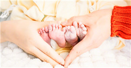 谢娜诞下双胞胎女儿张杰升级当爸 何炅一不小心暴露干爹身份！