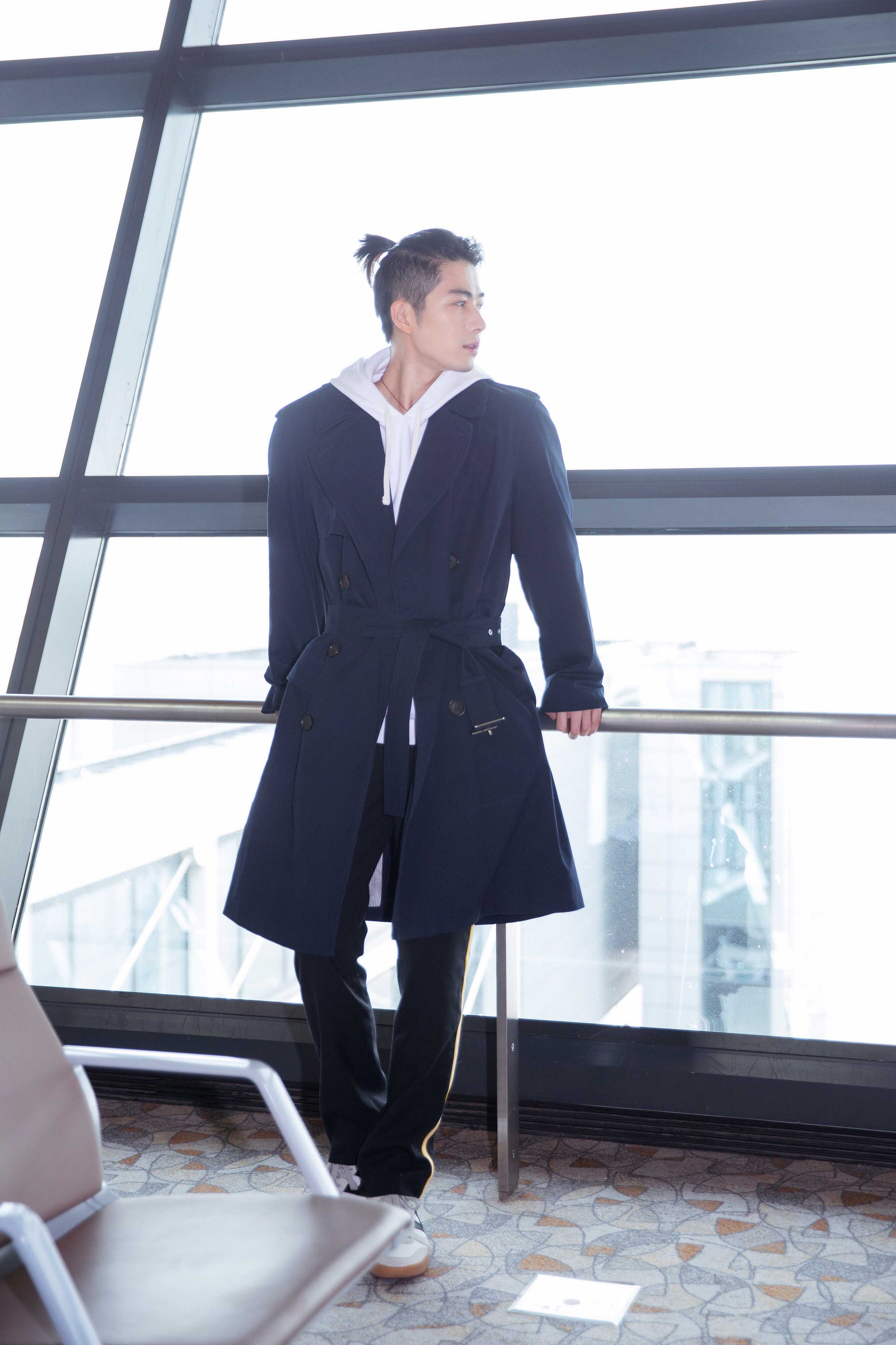 陈学冬新年首亮相发型抢镜  扎小辫子潮范十足