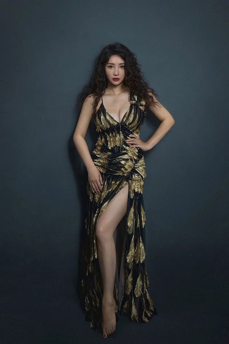  Liu Yan (actress) 大波浪赤足上阵 秀雪肌美腿2.jpg