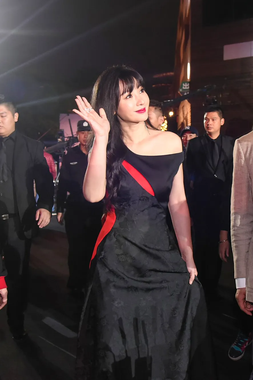  Liu Yan (actress) 穿黑裙亮相遭人群簇拥人气旺1.jpg