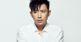 出道22年零绯闻，老婆虽意外坠马毁容，却被他宠成公主