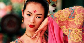 章子怡晒女儿醒醒正面照 发量惊人 摇滚范十足