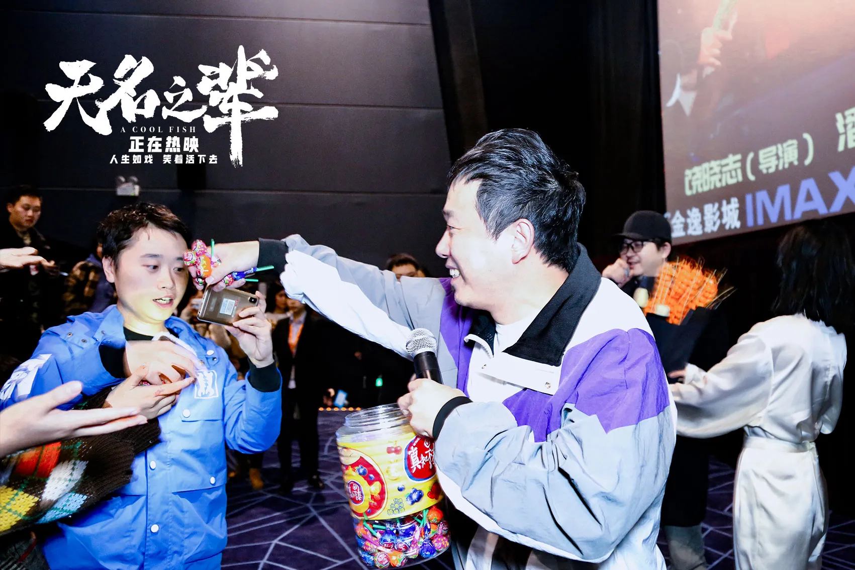 Binlong Pan interacts with chongqing audience. JPG