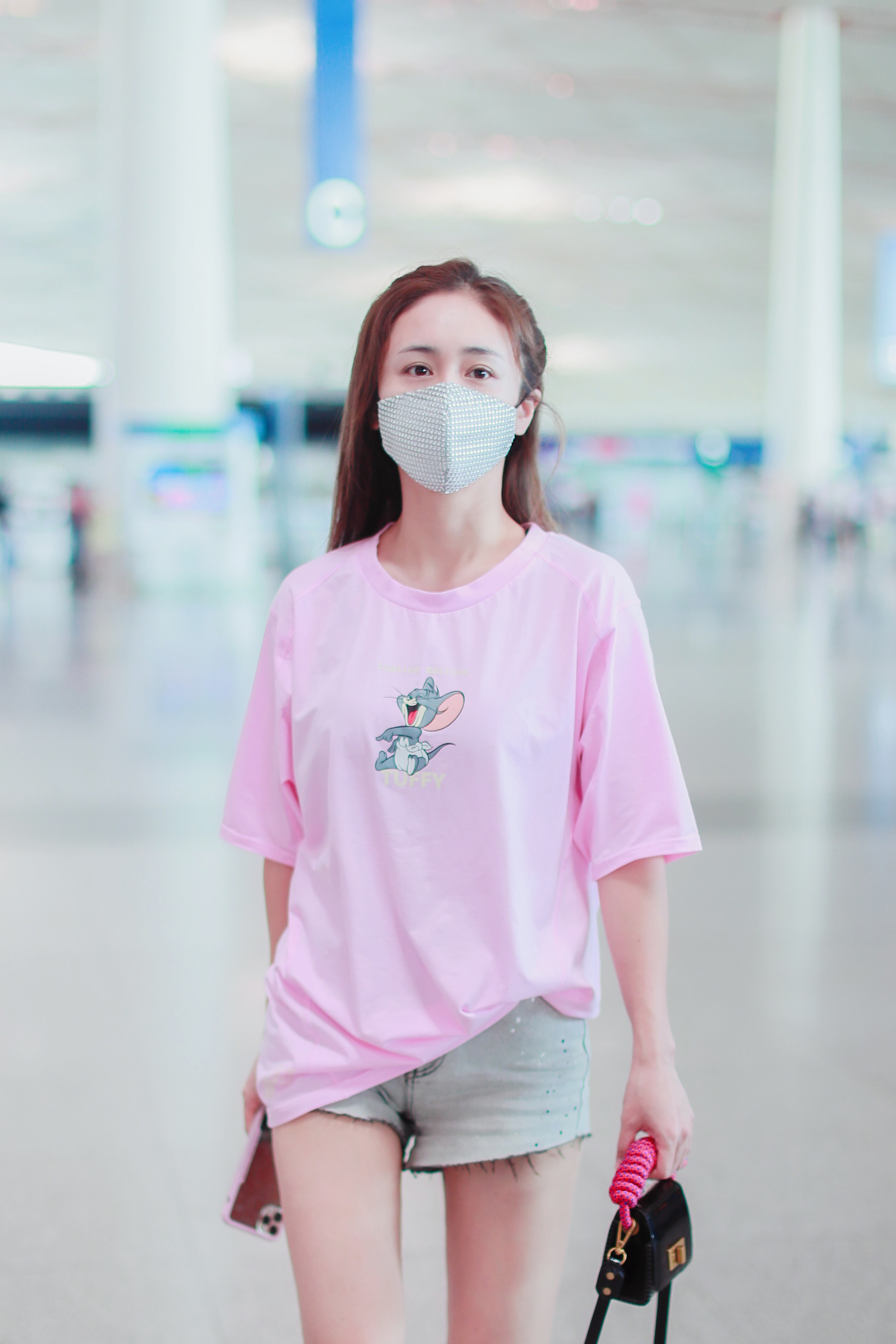 刘芸粉色少女装亮相机场 因《乘风破浪的姐姐》备受关注或成黑马