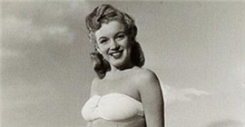 A large number of Marilyn Monroe photos will be sold at auction for $6,000 each.