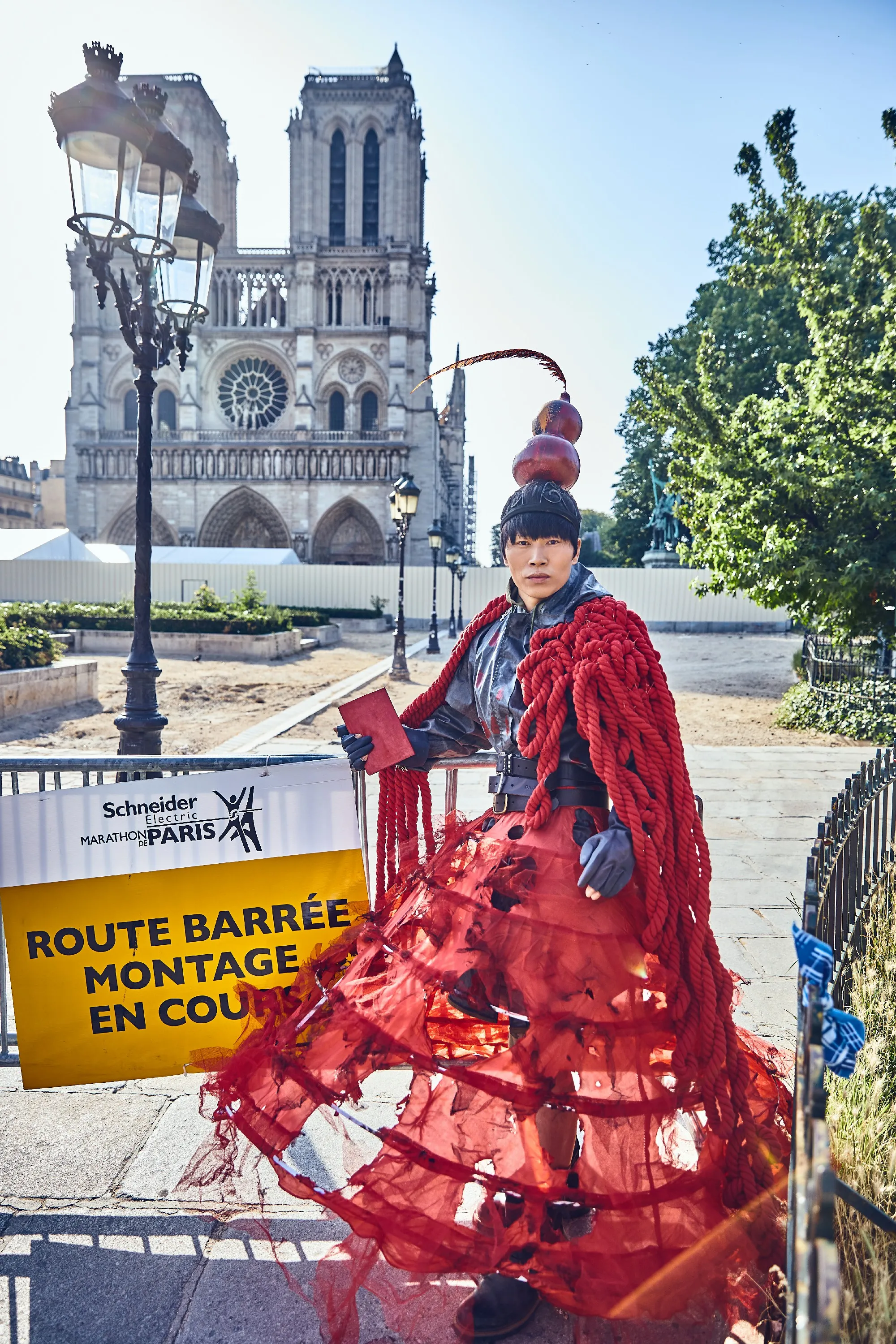 環球行為藝術家萬雲峰在巴黎聖母院走秀8.jpg