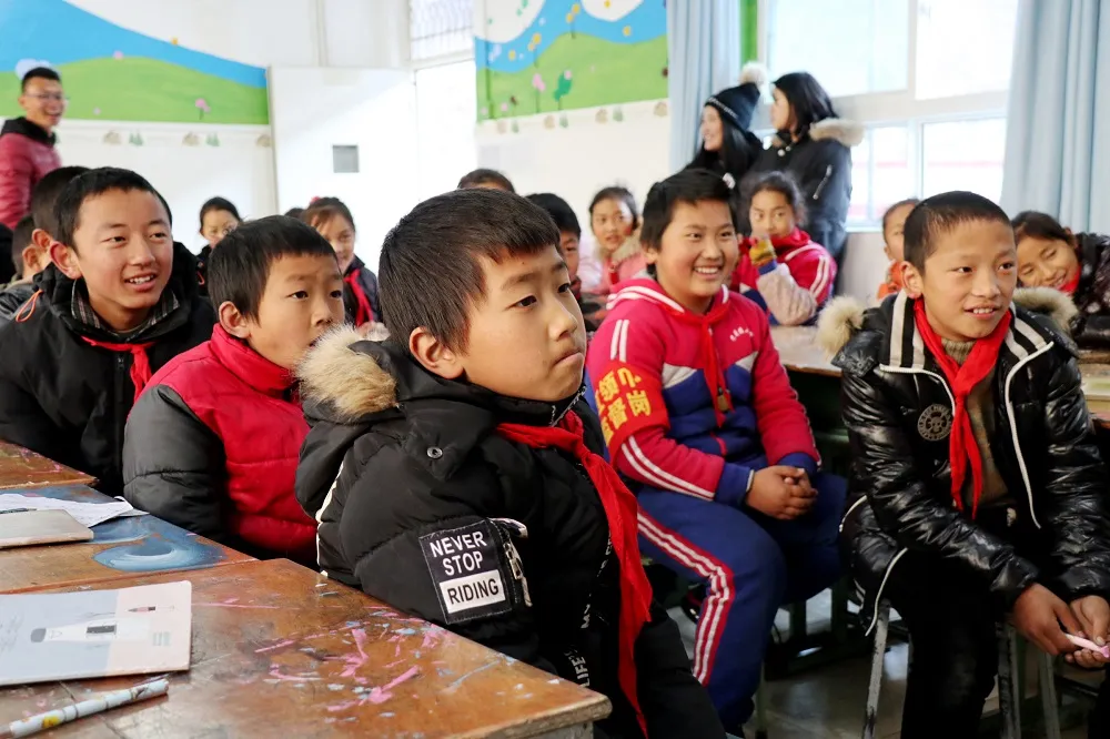 高原藏區丹巴縣的巴底小學的學生們.jpg