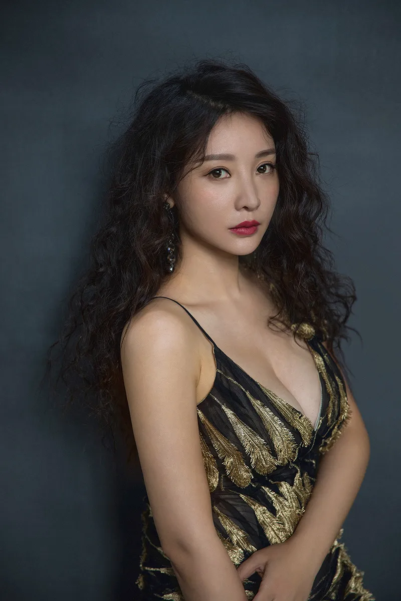  Liu Yan (actress) 长颈美肩 曲线完美1.jpg