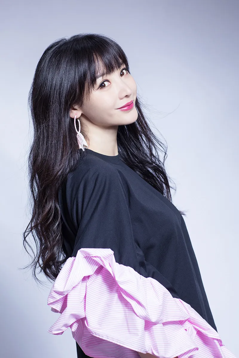  Liu Yan (actress) 粉袖卫衣侧颜笑甜美.jpg