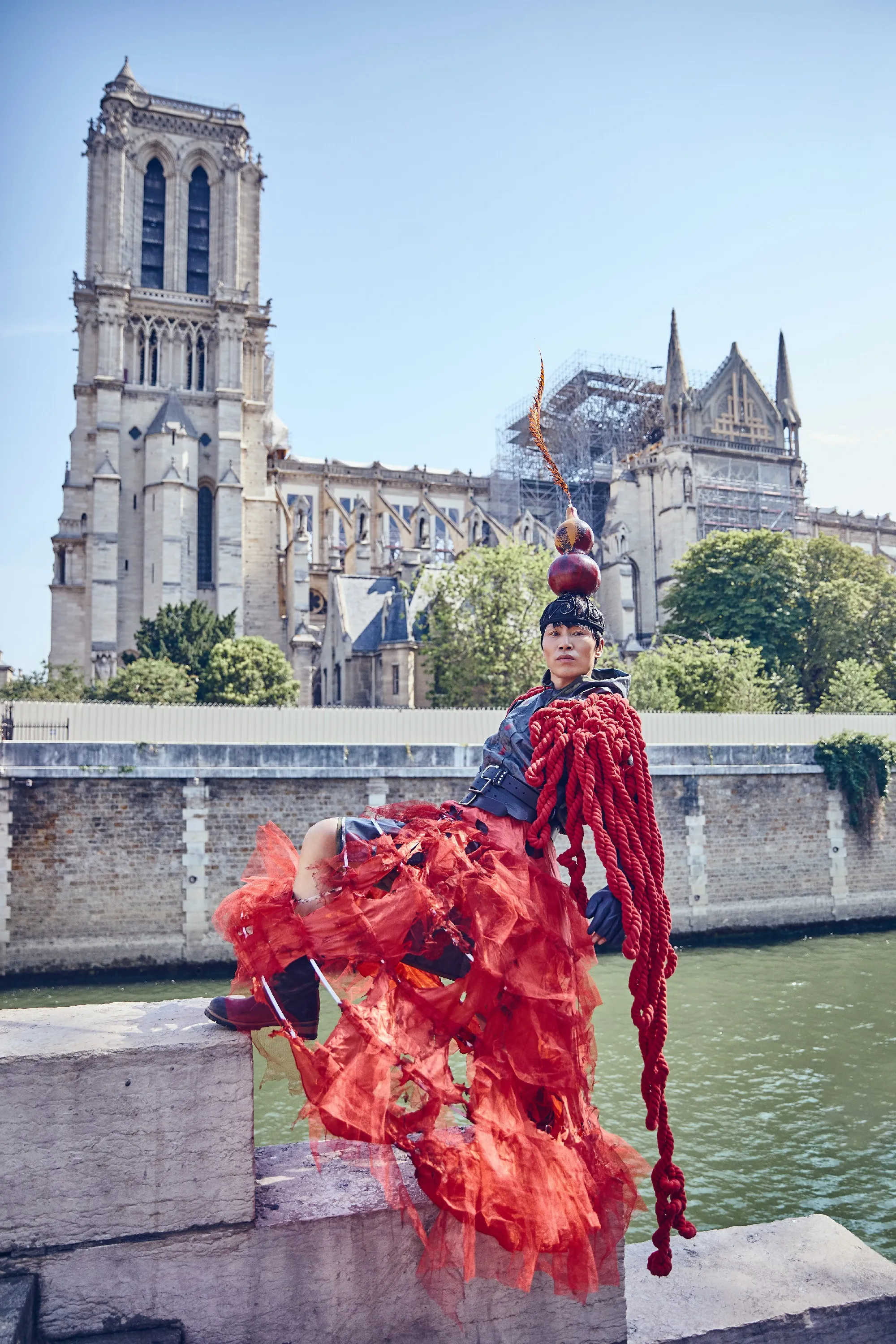 環球行為藝術家萬雲峰在巴黎聖母院走秀7.jpg