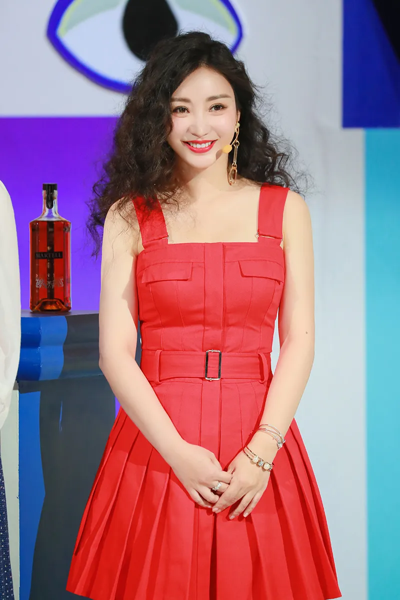 Liu Yan (actress-actress) wears a red pleated dress with a bright and touching 1.jpg