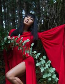 森林与红玫瑰！张咪最新写真演绎女王版绿野仙踪