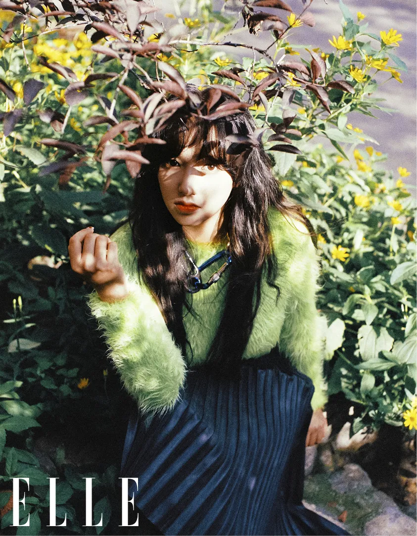 程瀟躲在樹叢眼神澄澈