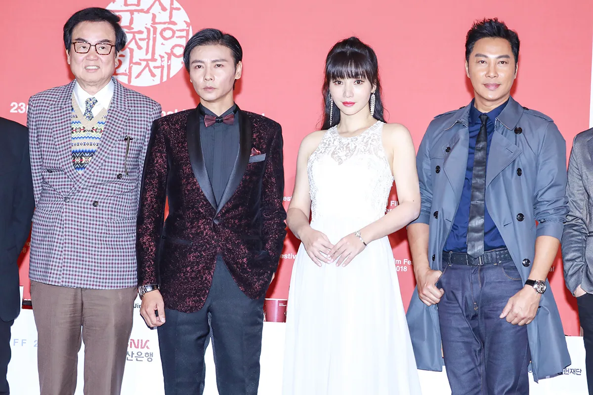 Liu Yan (actress-actress) poses in a white dress with co-creators 2.jpg