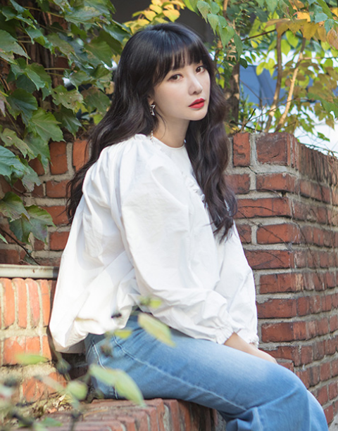 Liu yan (actress-white shirt jeans street photo