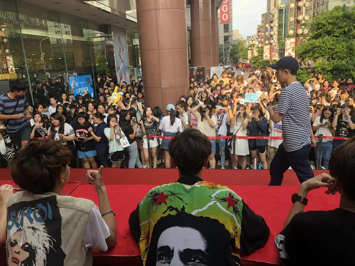 C.T.O男团签唱上演“牵手杀”