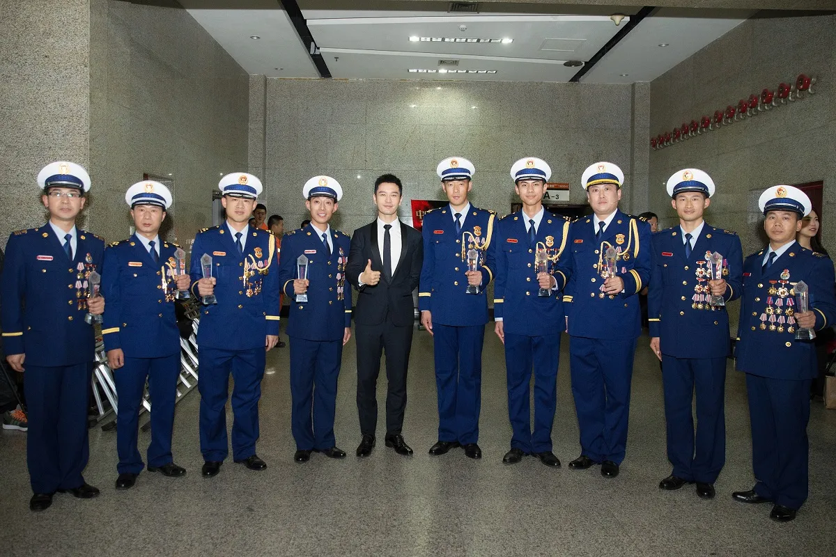 Xiaoming Huang and ten green guards. JPG