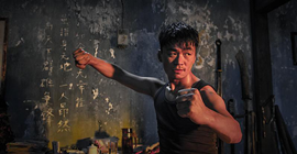 他上台领奖忘刮胡子，激动到语无伦次，却获吴京的呐喊!