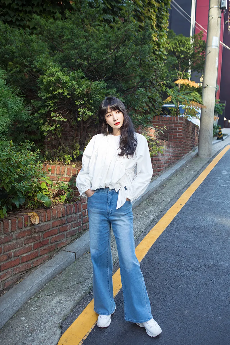 Liu Yan (actress-born) white shirt jeans street snap candid youthful 4.jpg