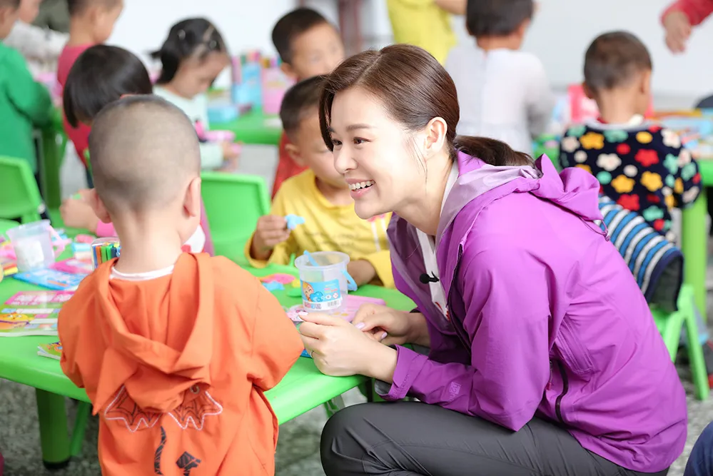 Myolie Wu visits left-behind children