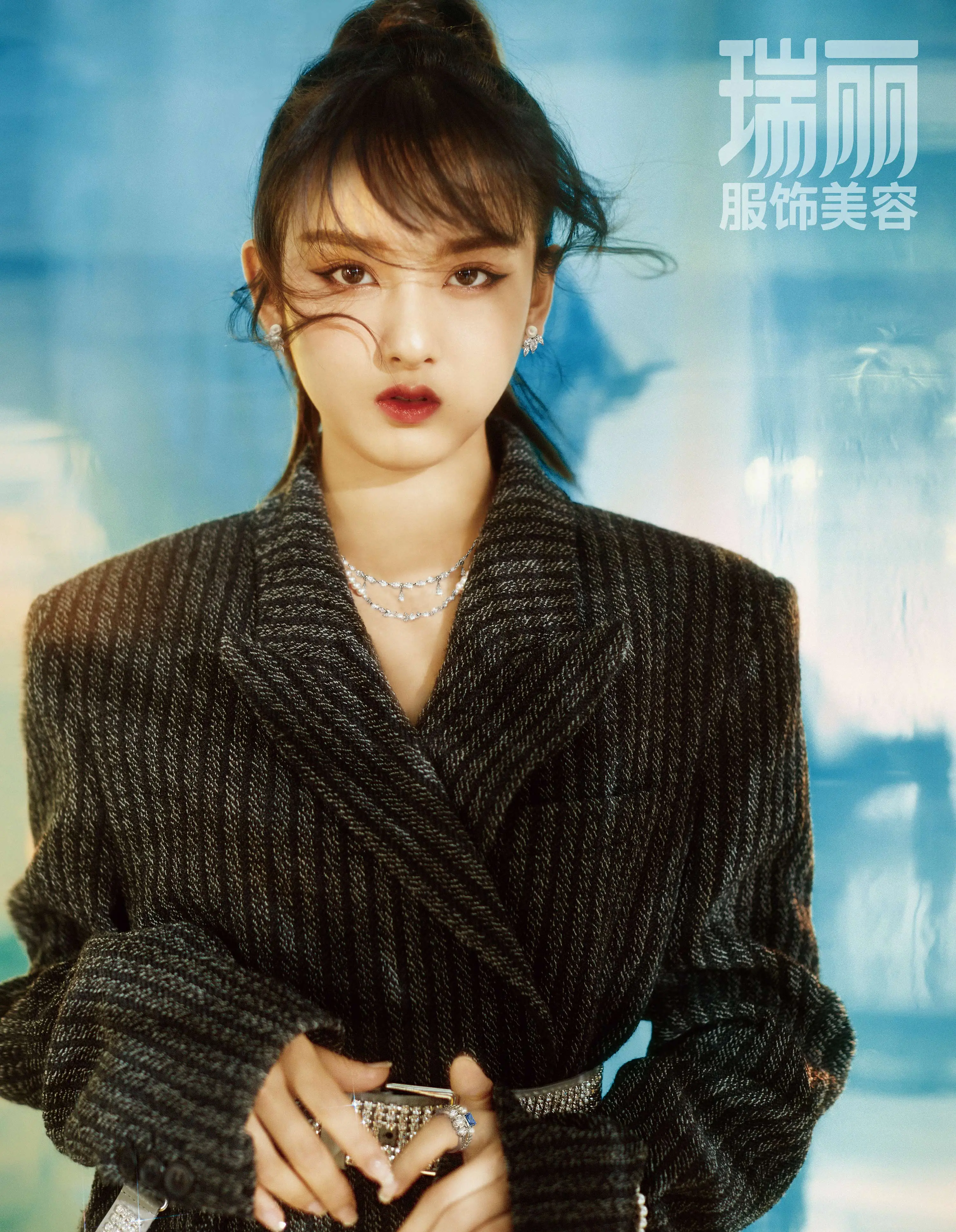 宋祖儿12月时尚新封曝光  “猫系”少女探寻童话世界 5.jpg