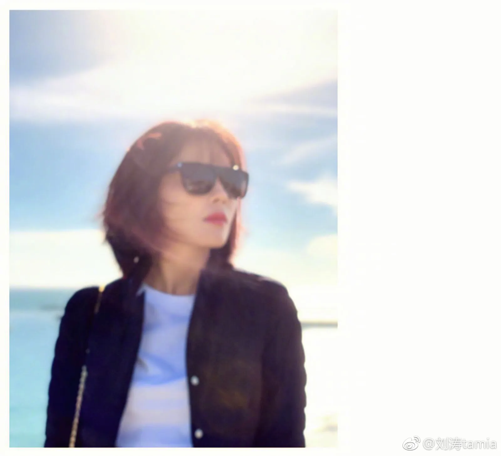 劉濤背靠海邊佳景 狀態輕鬆似大片.jpg