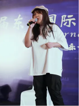 王七七大連籤售會嗨翻全場 原創“長得醜 活得久”引發大合唱418.png